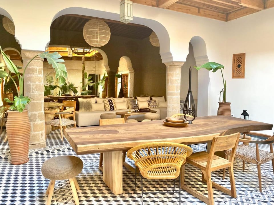 Restaurant/places to eat, Lounge or bar