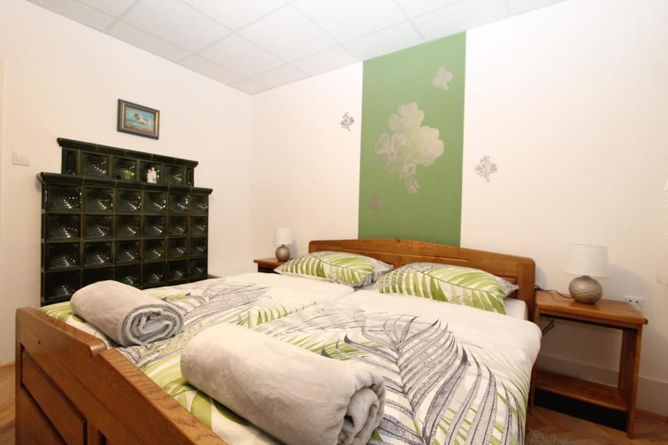 Bed, Night, Photo of the whole room, Decorative detail, Bedroom, Guests