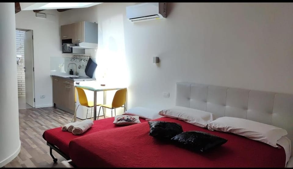 Photo of the whole room, Bedroom