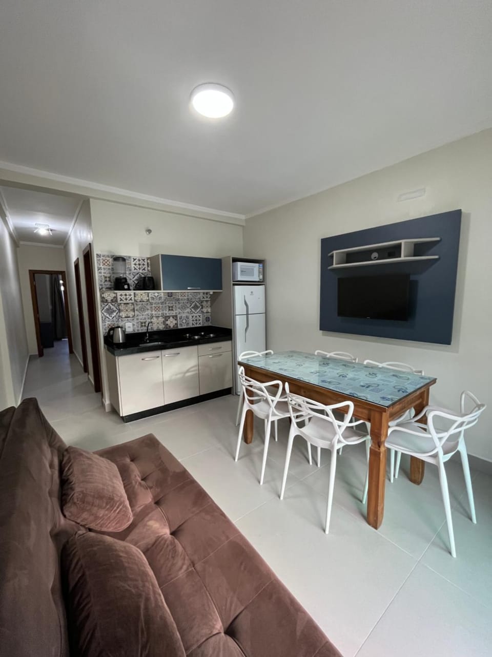 TV and multimedia, Kitchen or kitchenette, Living room, Seating area, Dining area, stove, kitchen