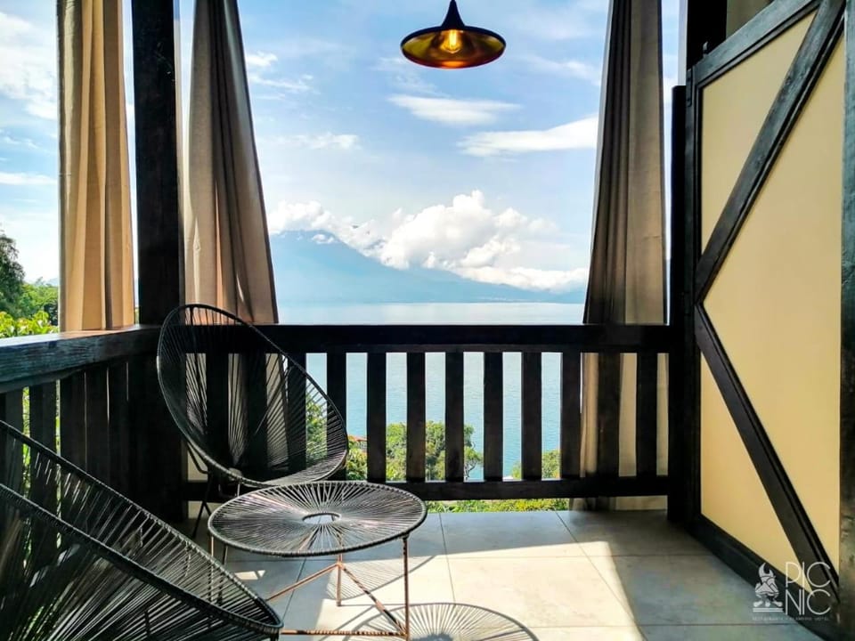 View (from property/room), Balcony/Terrace, Lake view