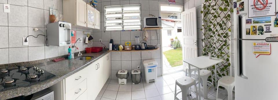 Coffee/tea facilities, Kitchen or kitchenette, Communal kitchen, pet friendly, stove, toaster, kitchen