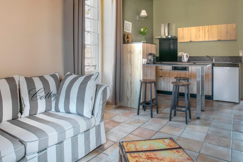 Kitchen or kitchenette, Seating area