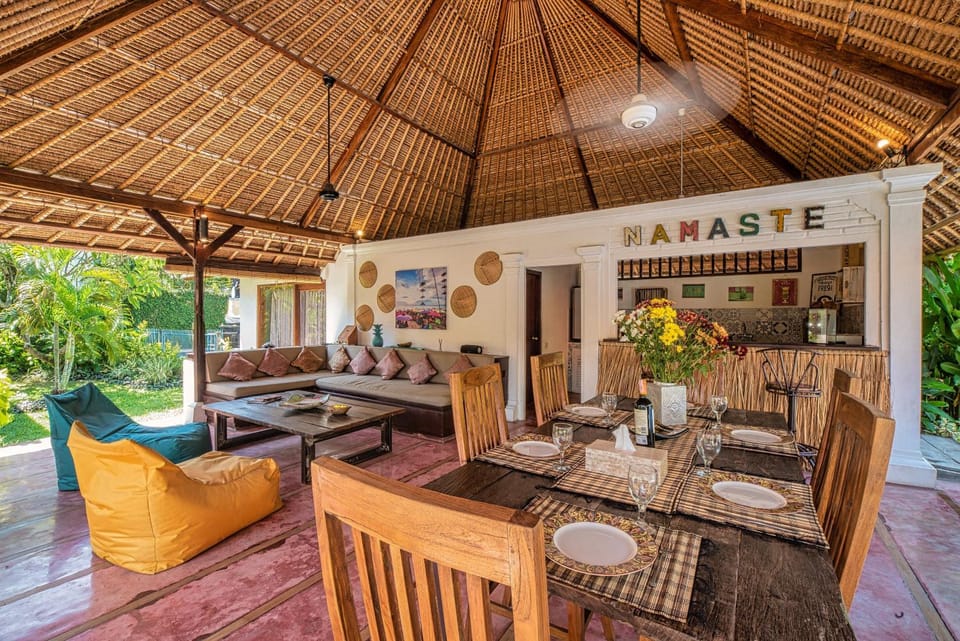 Luxury Villa La plancha BEACH 200m, Heart of Seminyak Villa in Kuta