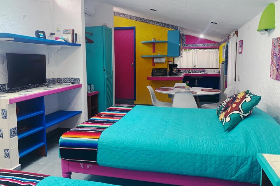 Bed, TV and multimedia, Kitchen or kitchenette, Photo of the whole room, Dining area
