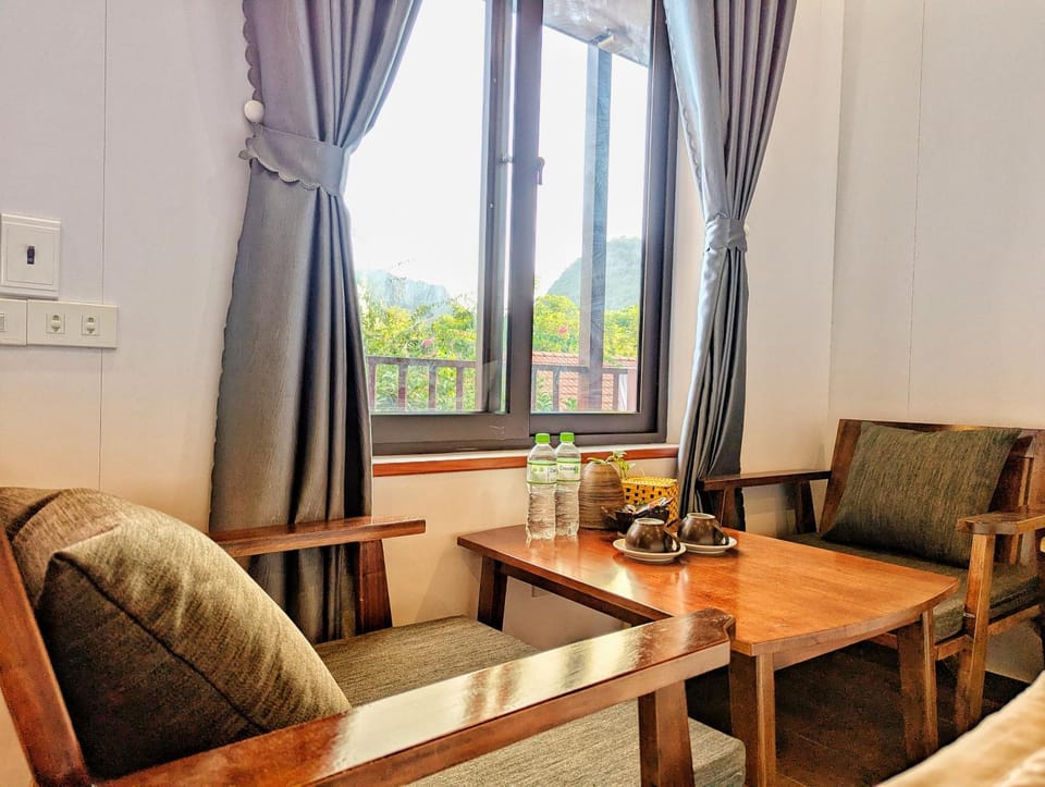 View (from property/room), Balcony/Terrace, Living room, Garden view, Landmark view, Mountain view