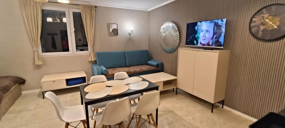 TV and multimedia, Living room, Seating area, Dining area