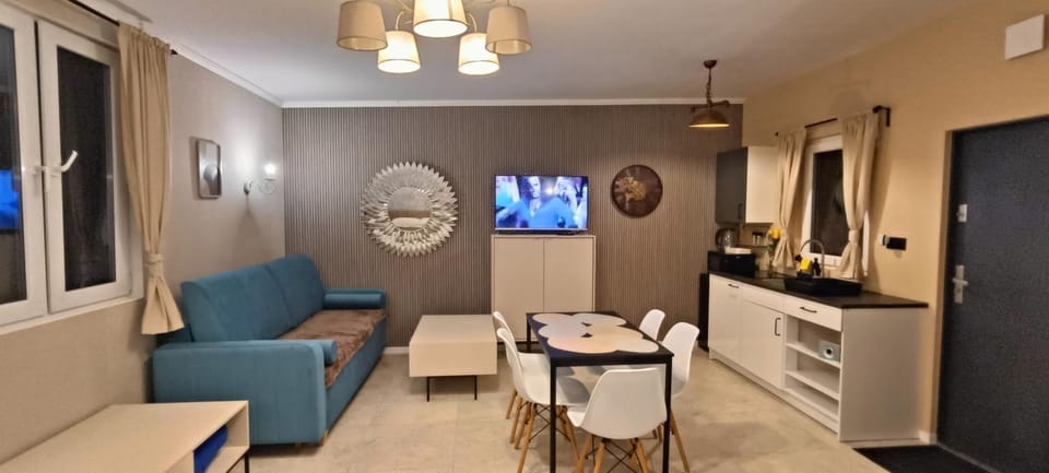 TV and multimedia, Kitchen or kitchenette, Living room, Seating area, Dining area