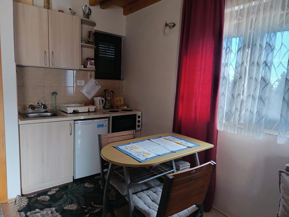 Kitchen or kitchenette, Dining area, minibar, oven, stove