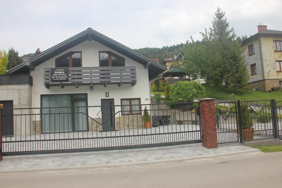 Property building, Day, Neighbourhood, Street view