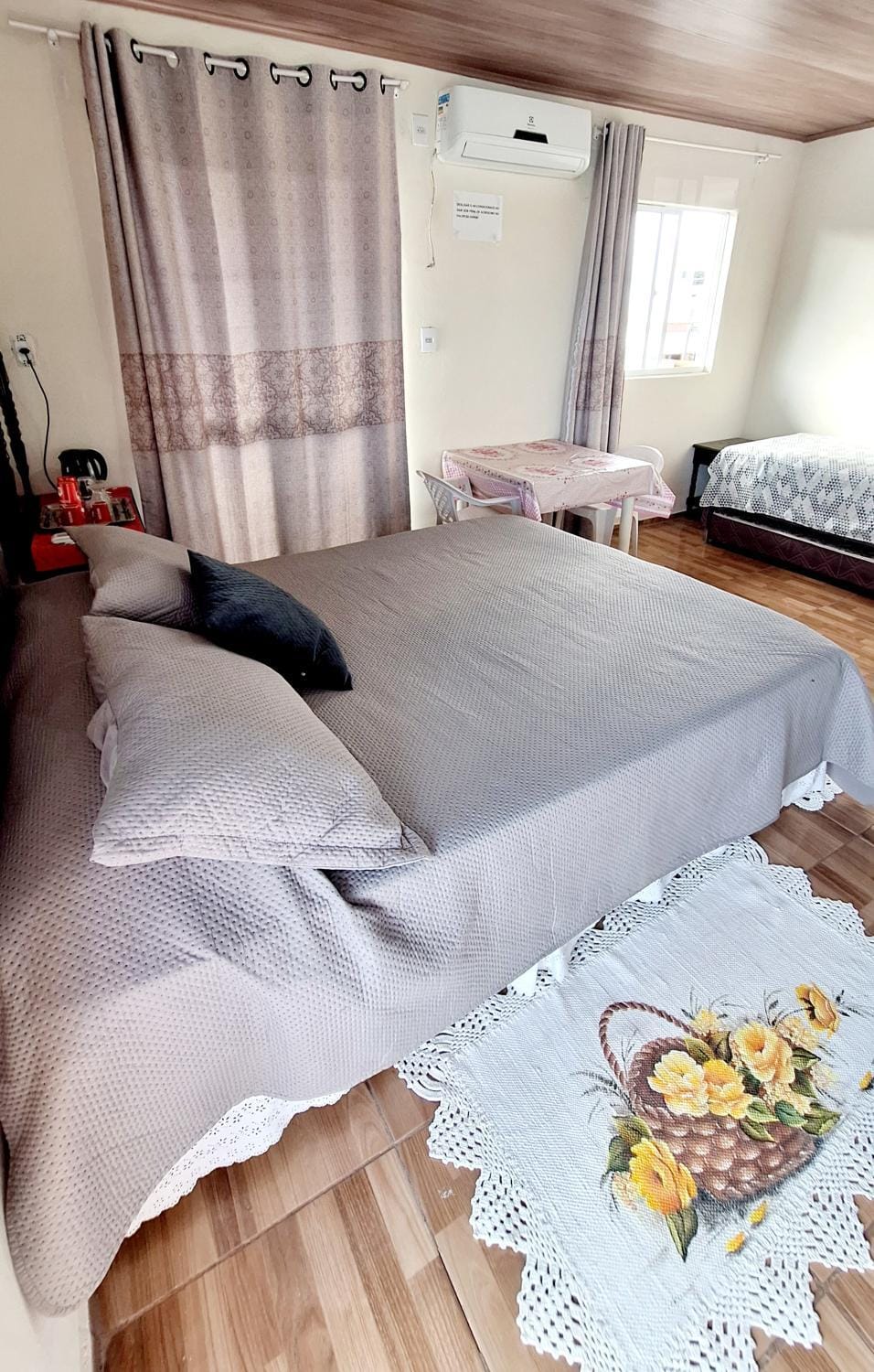 KITNET k3 em TORRES-RS - Na mais bela praia Gaúcha - Frigobar - micro-ondas - Banheiro - Ar condicionado split - TV smart - Wi-Fi - Anfitriã SuperHost no BNB House in State of Santa Catarina