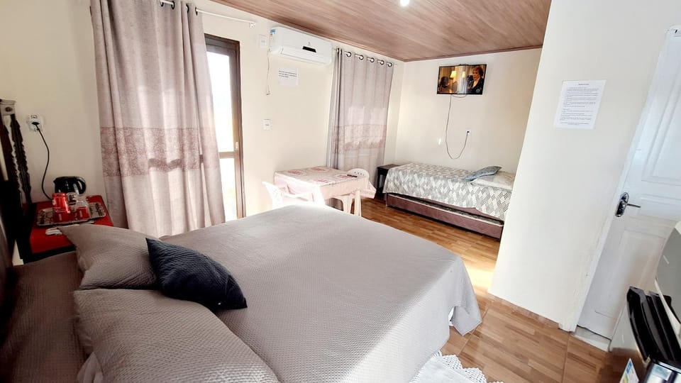 KITNET k3 em TORRES-RS - Na mais bela praia Gaúcha - Frigobar - micro-ondas - Banheiro - Ar condicionado split - TV smart - Wi-Fi - Anfitriã SuperHost no BNB House in State of Santa Catarina