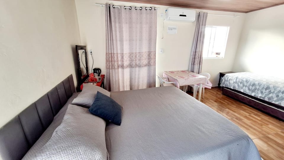 KITNET k3 em TORRES-RS - Na mais bela praia Gaúcha - Frigobar - micro-ondas - Banheiro - Ar condicionado split - TV smart - Wi-Fi - Anfitriã SuperHost no BNB House in State of Santa Catarina