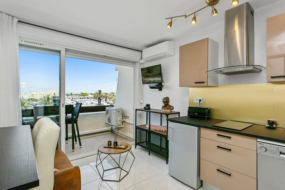 Patio, Kitchen or kitchenette, Living room