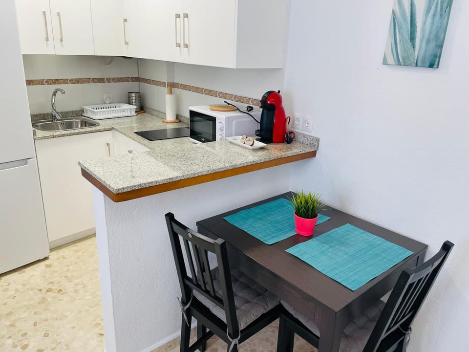 Coffee/tea facilities, Dining area, stove, toaster