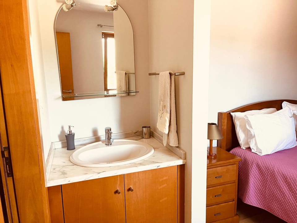Photo of the whole room, Bedroom, towels