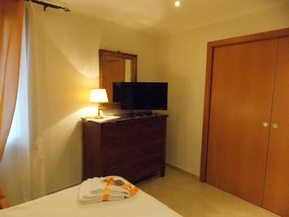 Photo of the whole room, Decorative detail