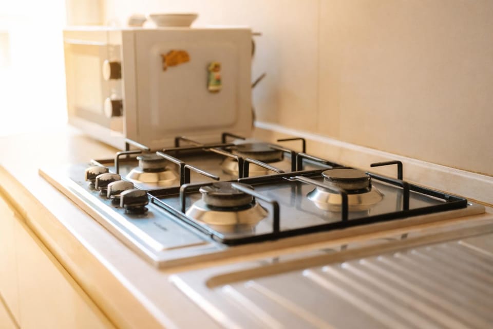 Coffee/tea facilities, Kitchen or kitchenette, stove