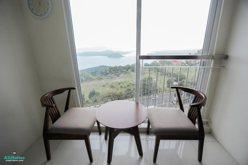 A2JSuites Bedroom Taal View Luxury Smart Home Suite Near Skyranch Apartment in Tagaytay
