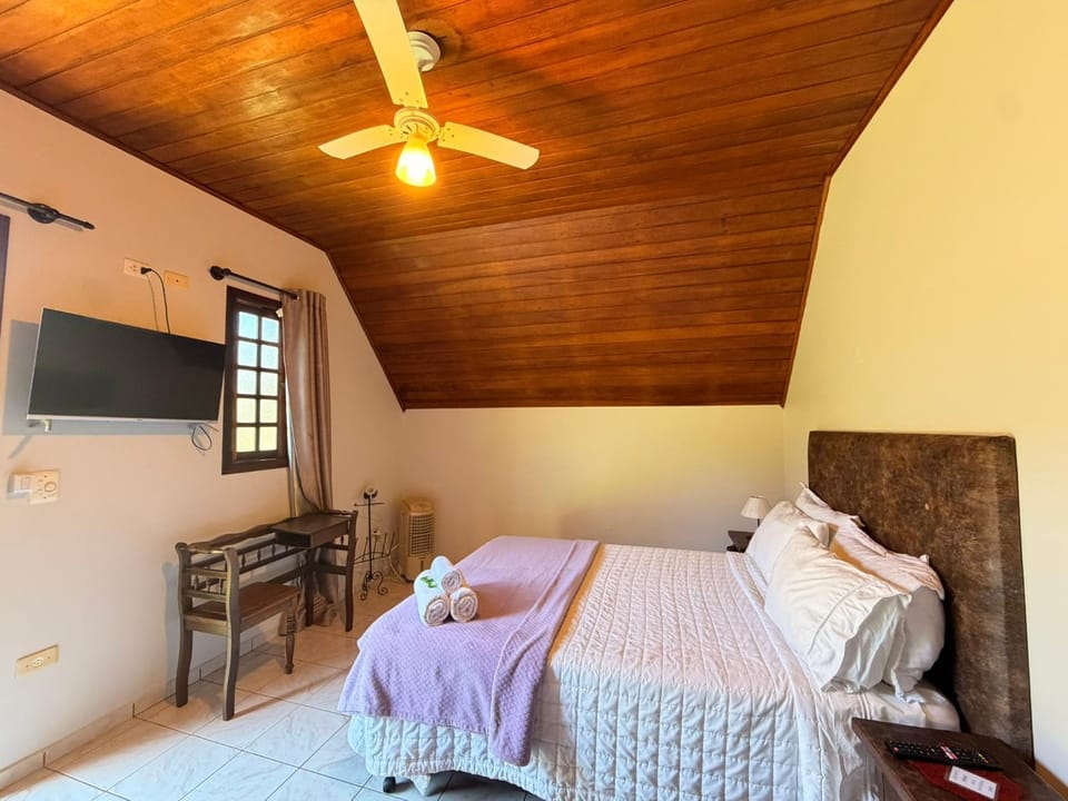 Bed, TV and multimedia, Bedroom