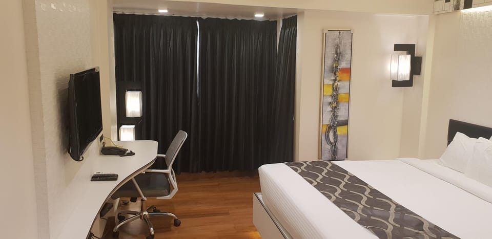 Bed, TV and multimedia, Photo of the whole room, Bedroom