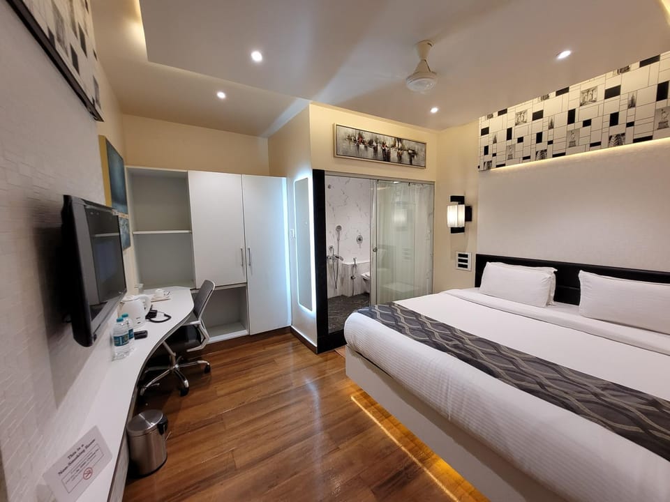 Bed, TV and multimedia, Photo of the whole room, Bedroom, wardrobe