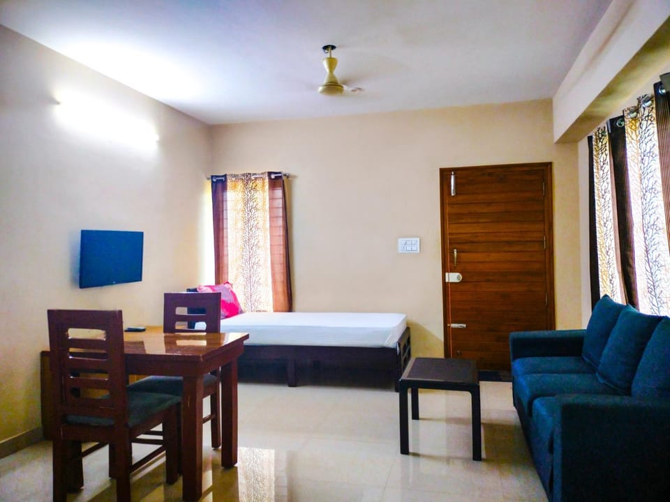 TV and multimedia, Living room, Seating area, Dining area