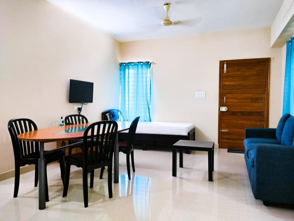 TV and multimedia, Seating area, Dining area