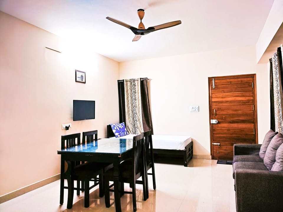 TV and multimedia, Living room, Seating area, Dining area, fireplace