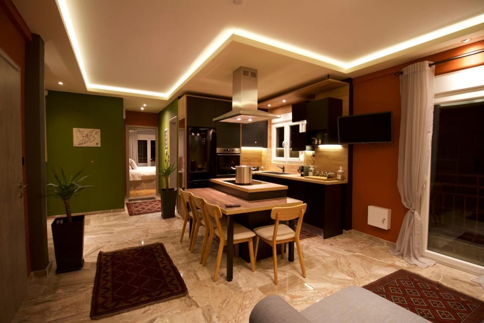 Kitchen or kitchenette, Dining area