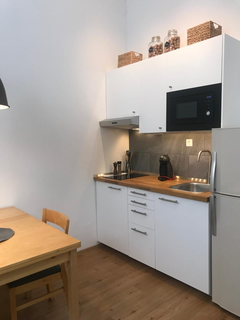 Kitchen or kitchenette, minibar