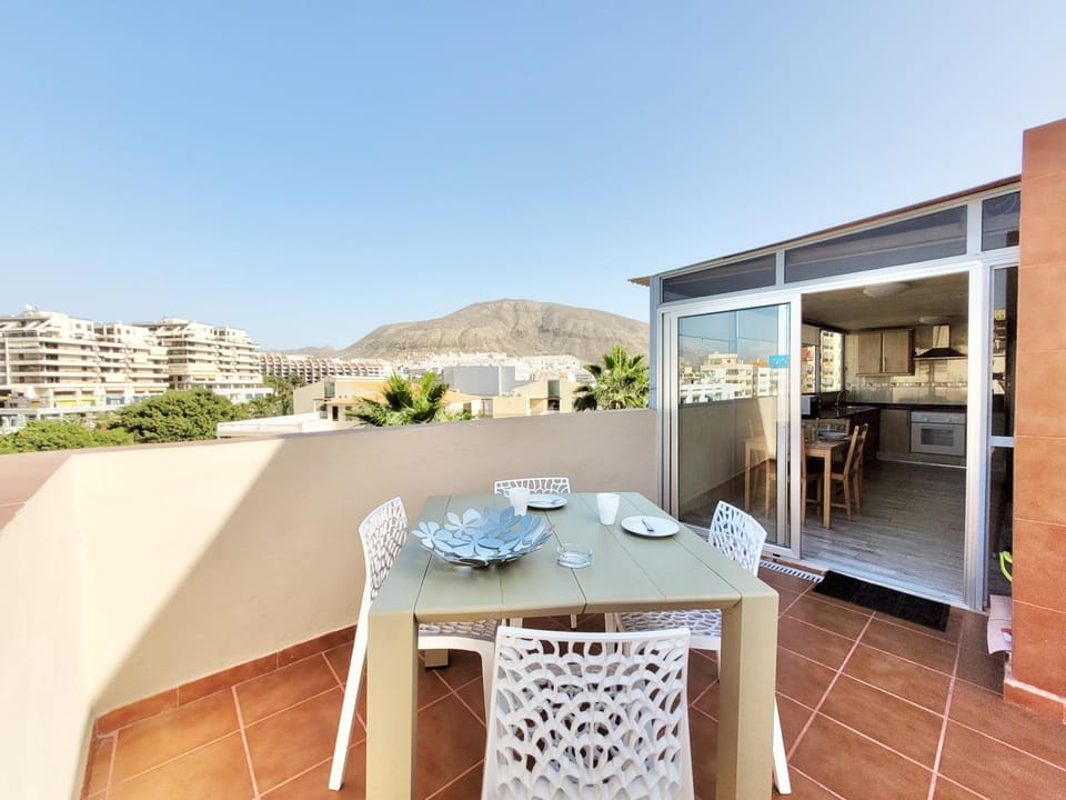 View (from property/room), Balcony/Terrace, Balcony/Terrace, Dining area, City view, Mountain view, kitchen