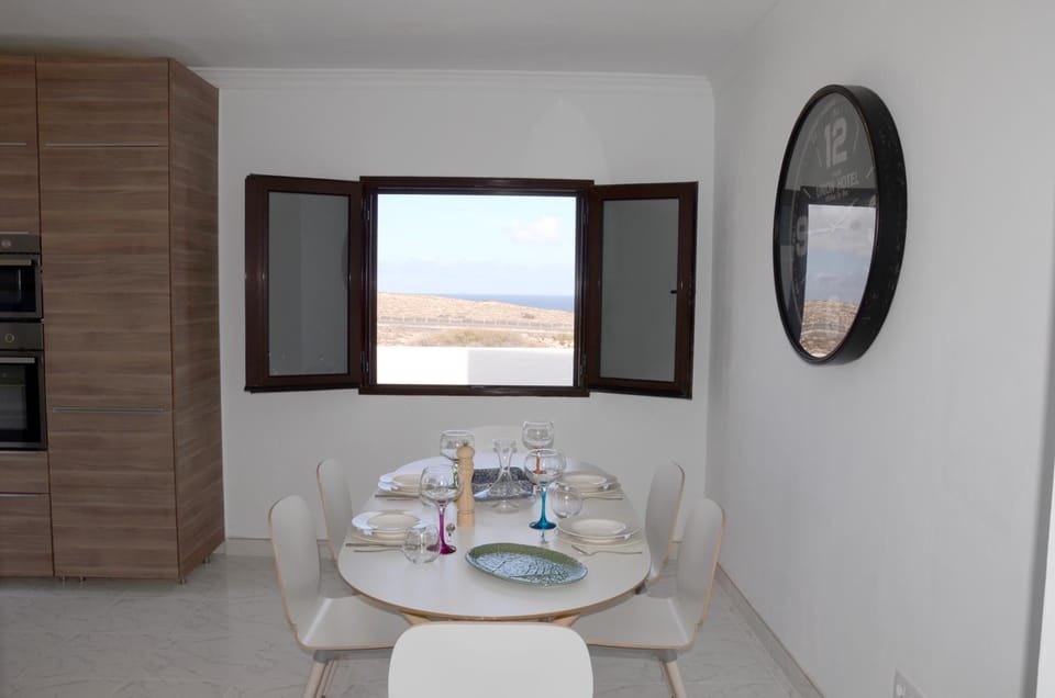 Coffee/tea facilities, Kitchen or kitchenette, Dining area, Breakfast