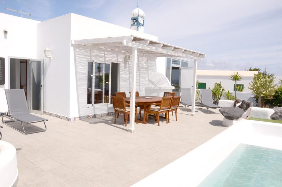 Patio, Coffee/tea facilities, Balcony/Terrace, Seating area, Dining area, Pool view, Swimming pool