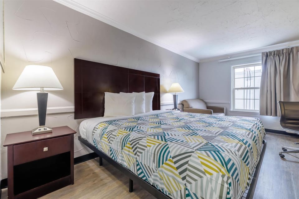 Photo of the whole room, Bedroom