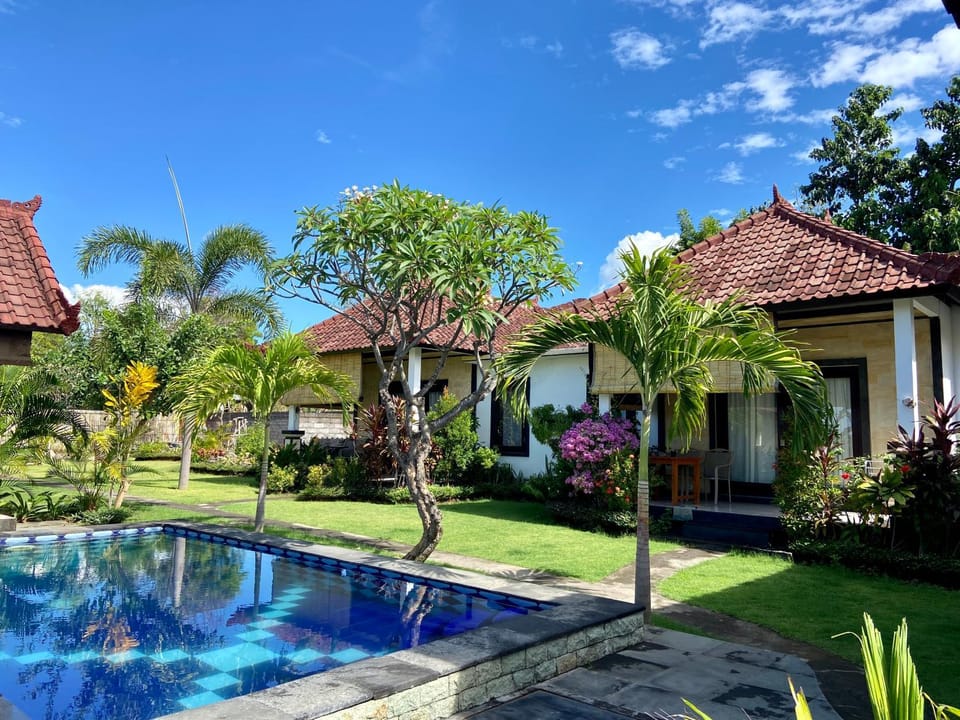 Property building, Garden, Swimming pool