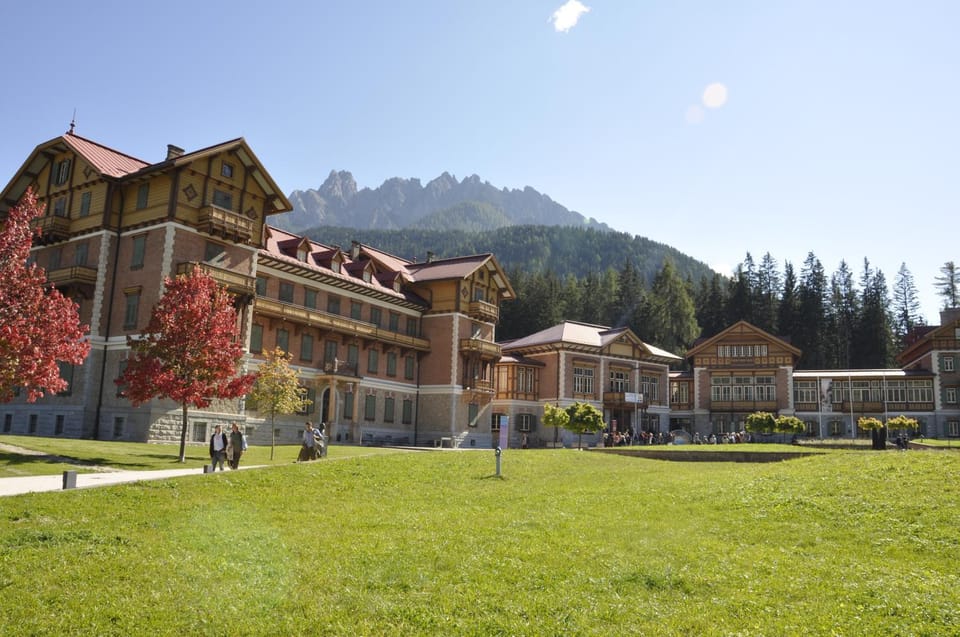 Property building, Patio, Nearby landmark, Facade/entrance, Spring, Day, Natural landscape, Garden, Garden, On site, Garden view, Mountain view