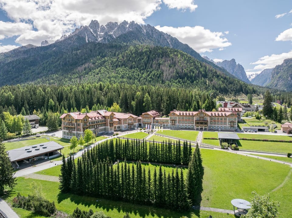 Property building, Day, Natural landscape, Bird's eye view, Mountain view
