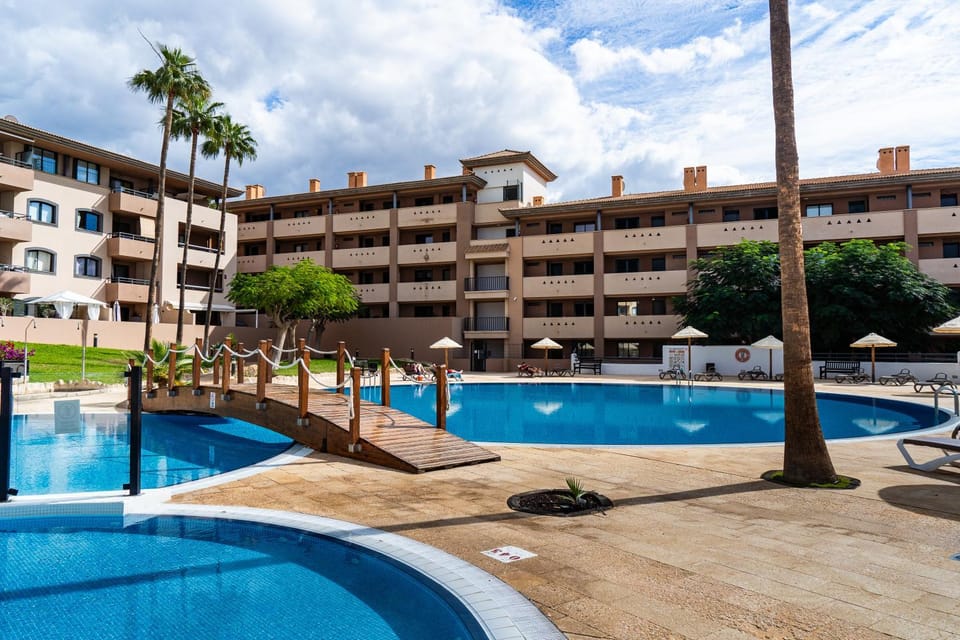 Day, Swimming pool, sunbed