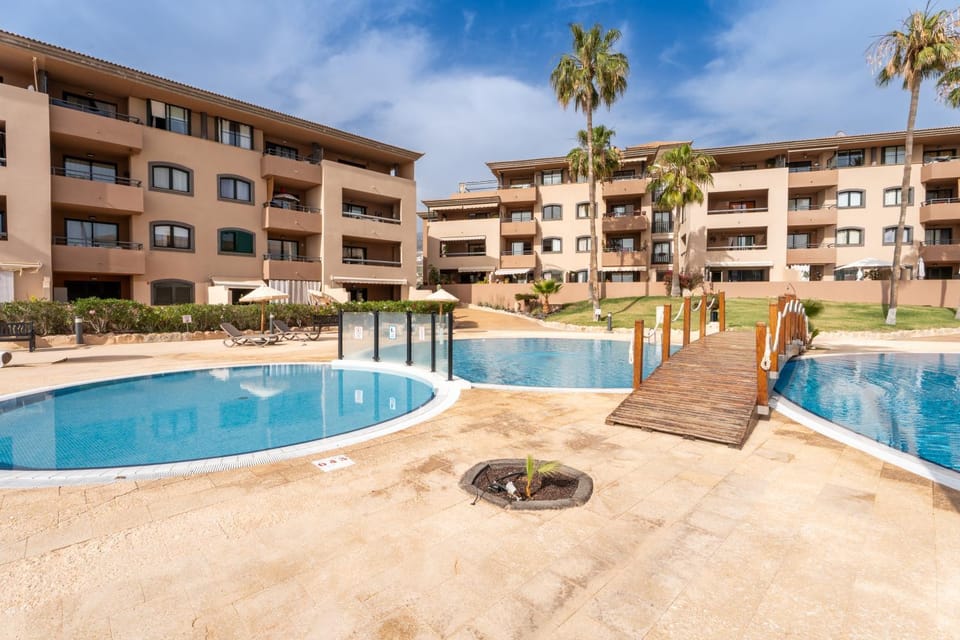 Property building, Day, Swimming pool, sunbed