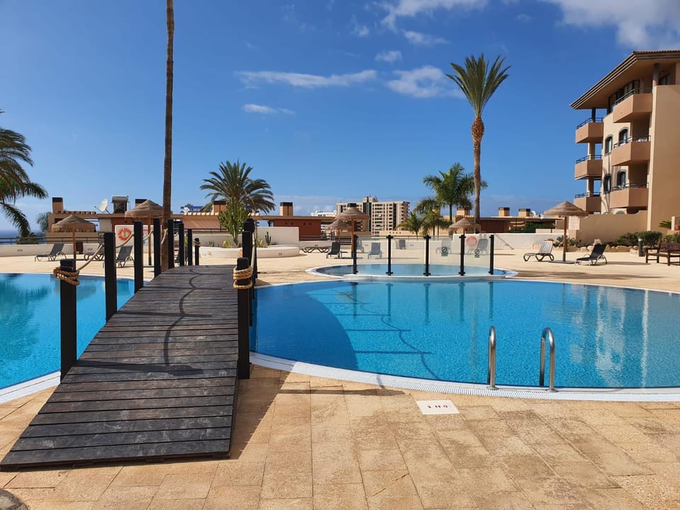 Property building, Day, Swimming pool