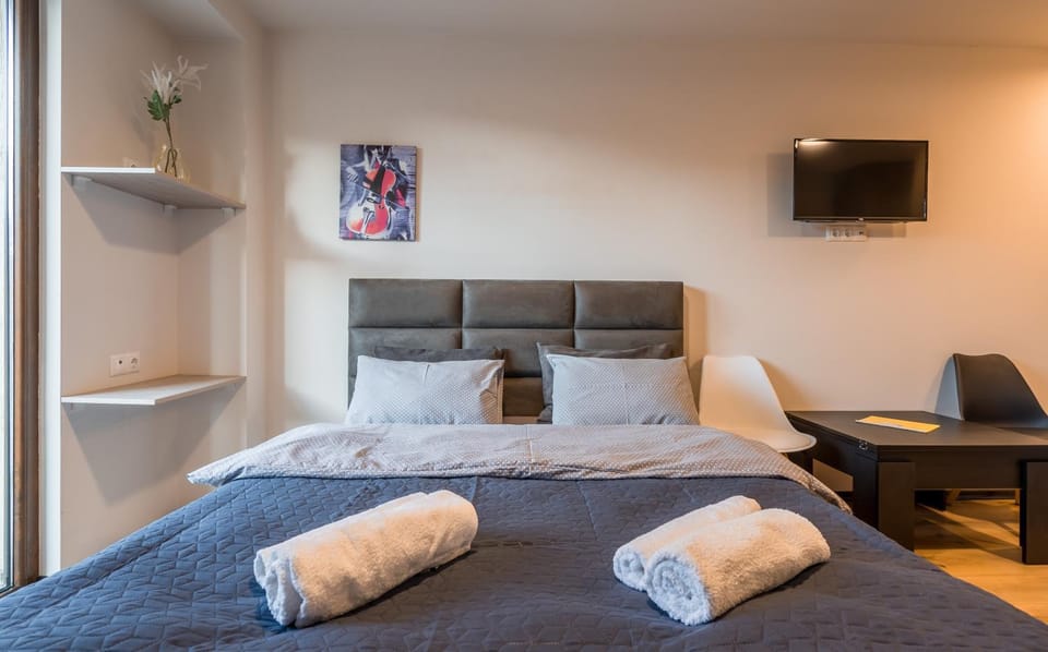 Bed, Bedroom, towels