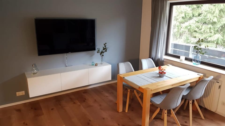 Communal lounge/ TV room, TV and multimedia, Dining area