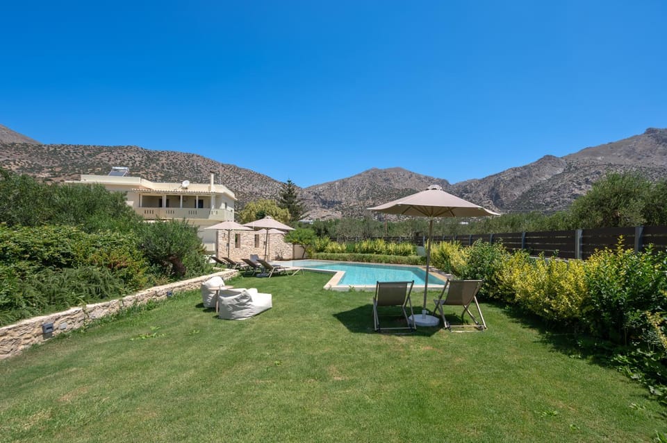 Property building, Garden, Mountain view, Swimming pool, sunbed