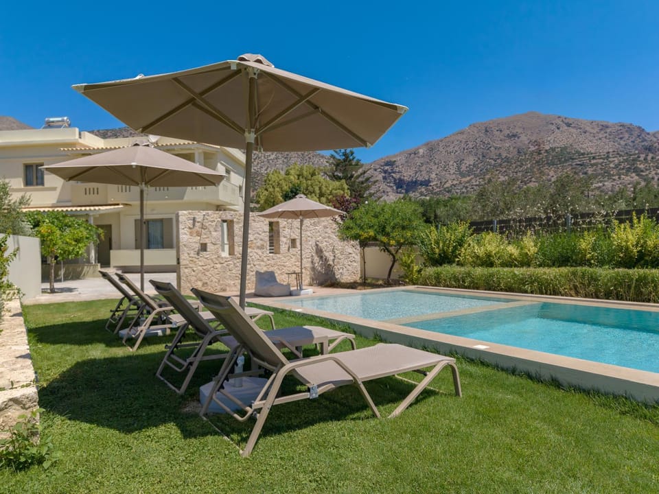 Property building, Garden, Swimming pool, sunbed