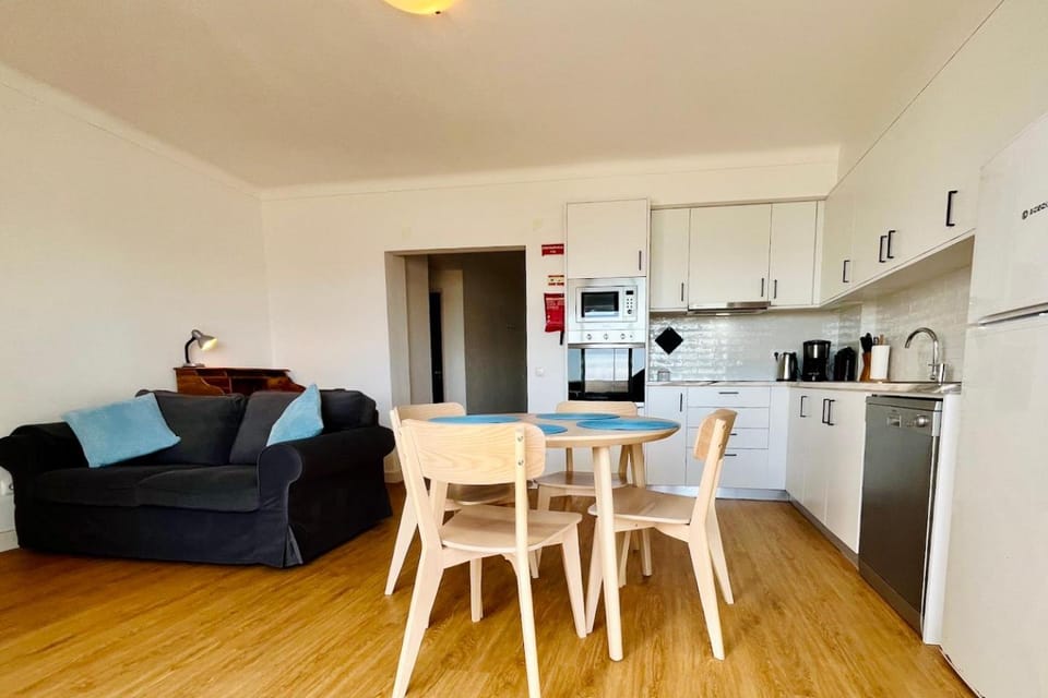 Kitchen or kitchenette, Living room, Seating area, Dining area