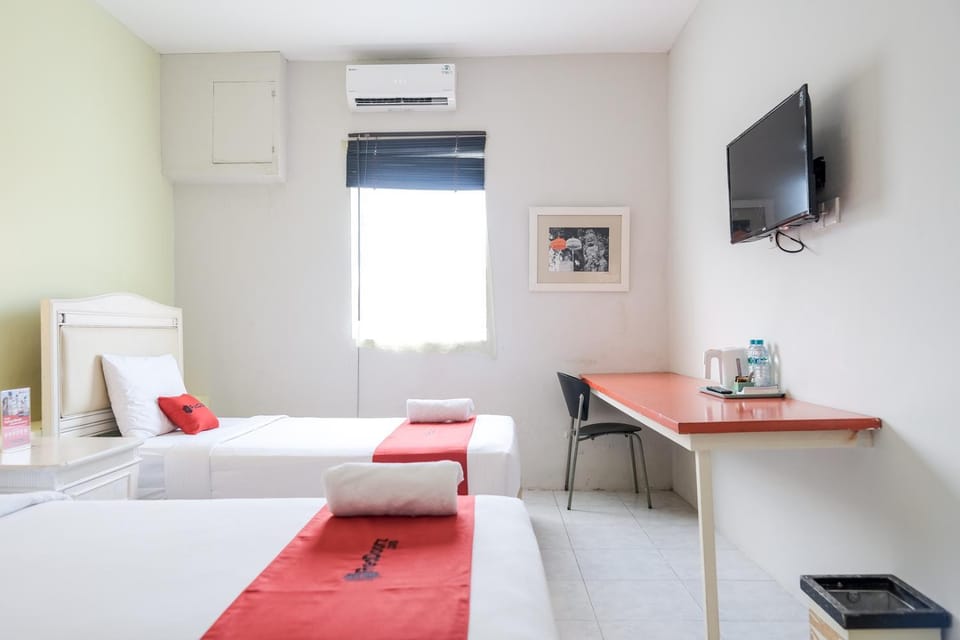 Bed, TV and multimedia, Bedroom