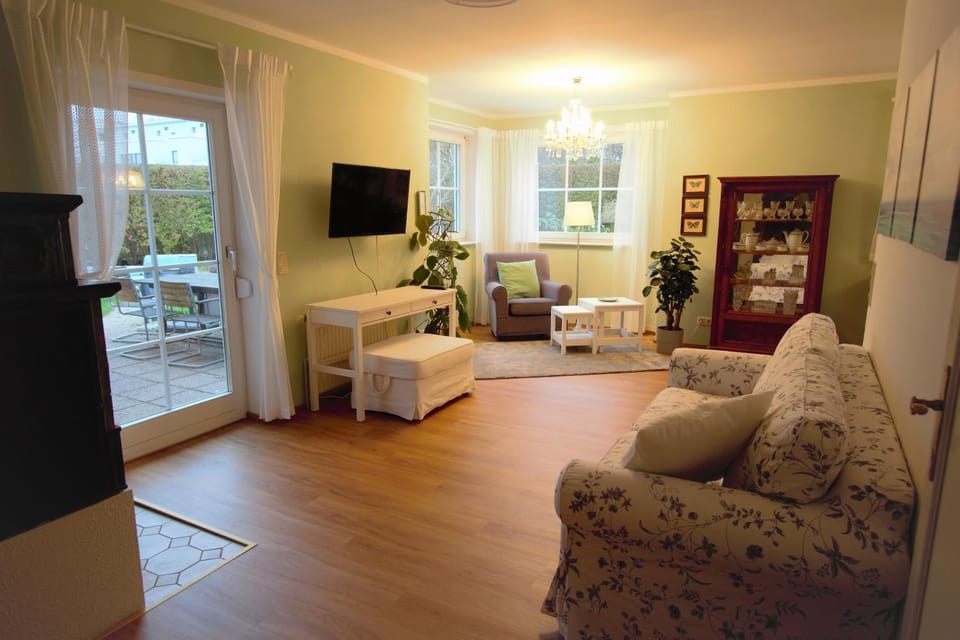 Communal lounge/ TV room, Living room, Seating area