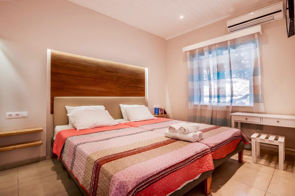 Bed, Photo of the whole room, Bedroom, air conditioner