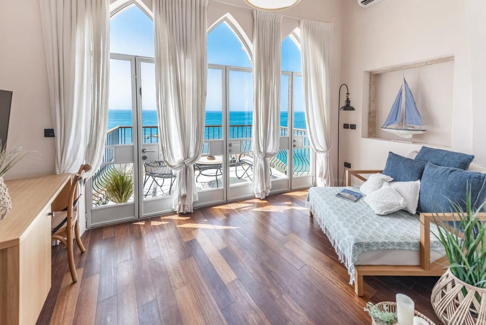 Bed, Living room, Photo of the whole room, Decorative detail, Seating area, Sea view
